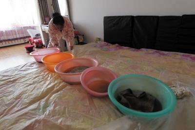 怀来楼上漏水，住户失联，小区没物管，业主维权难！律师来支招……
